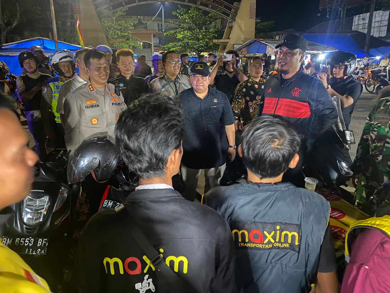Bupati Inhu, Ade Agus Hartanto S.Sos MSI didampingi Kapolres, AKBP Fahrian Saleh Siregar SIK MSI serta pejabat lainnya saat berdialog dengan pengemudi ojek online, Senin (1/9/2025).