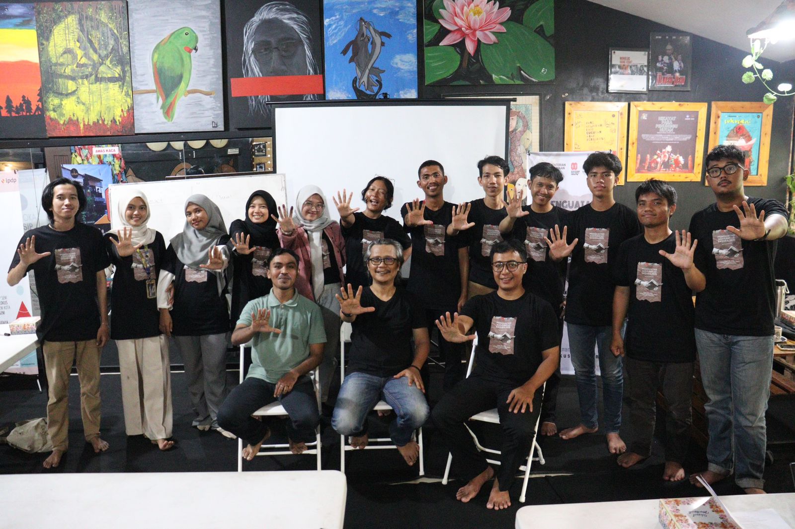 Kepala Rumah Kreatif Suku Seni Marhalim Zaini (tengah depan) dan narasumber Aby Kusdinar (kanan depan) foto bersama dengan para peserta pelatihan Alih Wahana Sastra ke Media Digital, di Pekanbaru.
