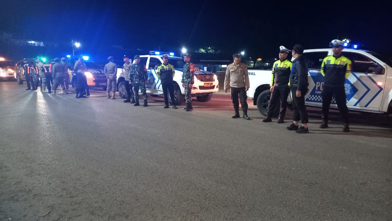 Tim TGabungan Polres Kuansing, Satpol PP, TNI melakukan patroli gabungan antisipasi gangguan keamanan, Senin (1/9/2025) .