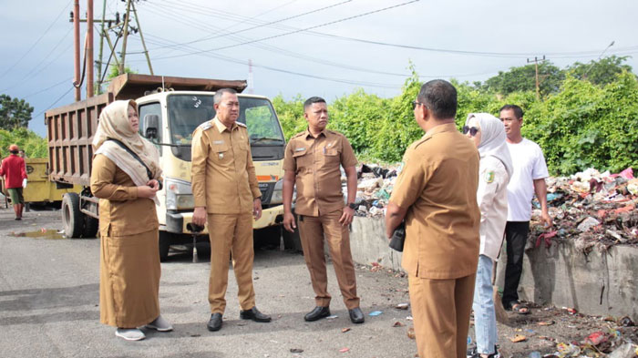 Wabup Kepulauan Meranti Muzamil Baharudin bersama pimpinan OPD terkait memantau Jalan Nelayan  Selatpanjang, Selasa (2/8/2025).