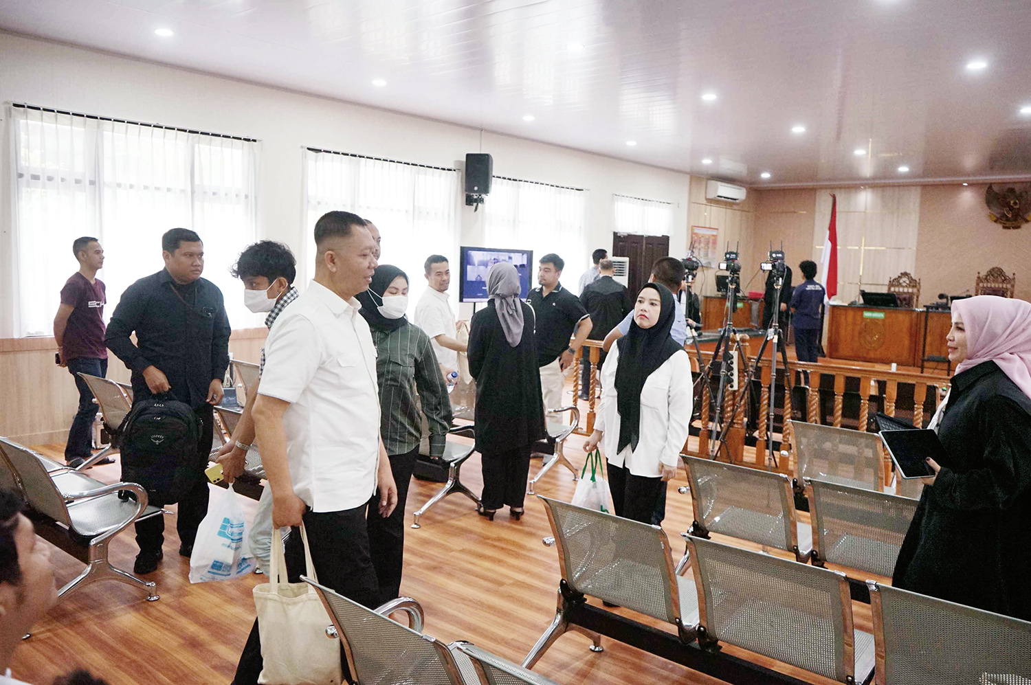 Mantan Pj Wali Kota Pekanbaru Risnandar Mahiwa, mantan Sekko Pekanbaru Indra Pomi, dan mantan Plt Kabag Umum Setdako Pekanbaru Novin Karmila saat menjalani sidang di Pengadilan Tipikor Pekanbaru.