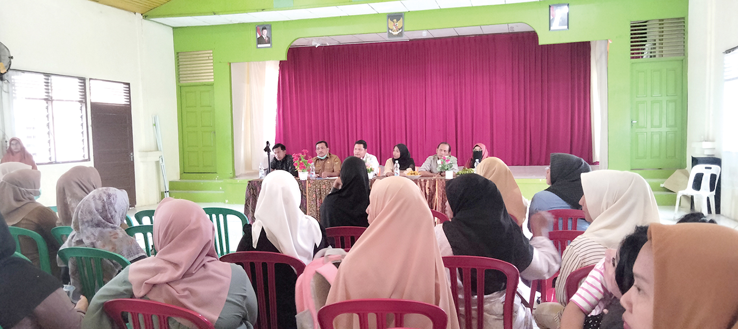 Suasana pertemuan wali murid, Kepala SDN 006 Langgini, pihak SSPG, dan Dinas Kesehatan di aula SDN 006 Langgini, Kecamatan Bangkinang Kota, Kampar, Selasa (2/9/2025).