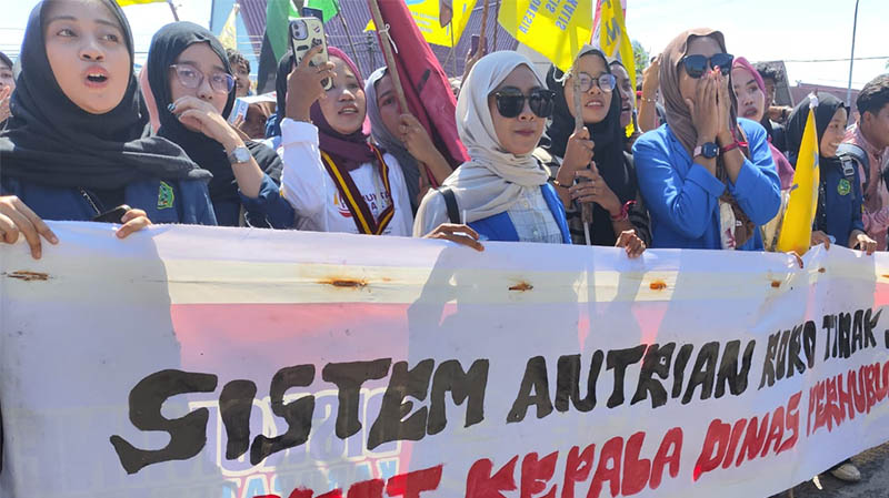 Massa Gerakan Masyarakat dan Mahasiswa (Geram), menggelar aksi unjuk rasa di depan Kantor DPRD Bengkalis, Rabu (3/9/2025).