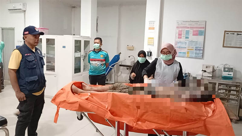 Jenazah pria paruh baya saat dievakuasi ke Puskesmas Flamboyan, Kecamatan Tapung, Kabupaten Kampar, Selasa (2/9/2025).