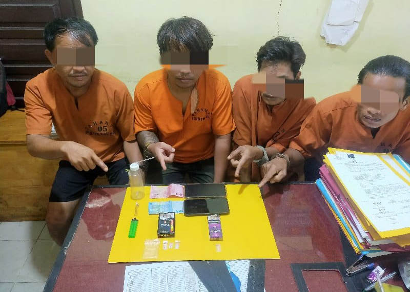 Jajaran Polsek Siak Hulu menangkap empat pelaku narkoba jenis sabu di Desa Lubuk Siam, Kecamatan Siak Hulu, Kabupaten Kampar, pada Senin (1/9/2025).
