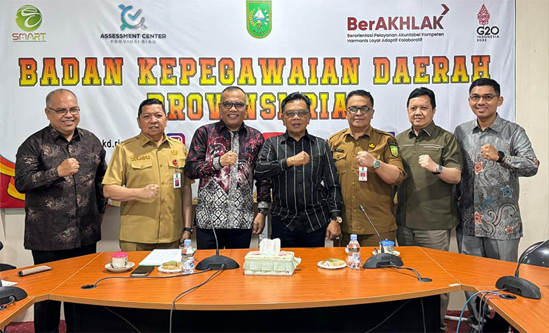 Bupati H Asmar ketika bertemu dengan Tim Pansel JPTP empat jabatan strategis Pemkab Meranti di Ruang Rapat Badan Kepegawaian Daerah (BKD) Provinsi Riau, kemarin (2/9/2025)