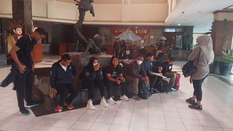 Atlet, pelatih, dan ofisial pencak silat Riau yang akan mengikuti Kejurnas tiba di Jakarta, Rabu (3/9/2025).