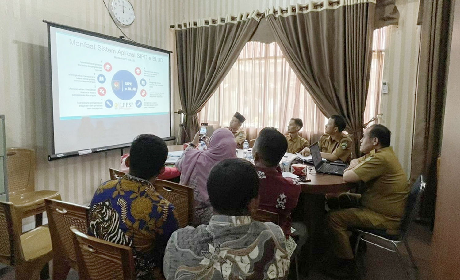 Direktur RSUD Rohul dr Zuldi Afki SpP menjelaskan cara penerapan SIPD Kemendagri Terintegrasi Pengelolaan Keuangan BLUD kepada rombongan studi banding RSUD Kampar di ruang kerja Direktur RSUD Rohul, Selasa (2/9/2025).