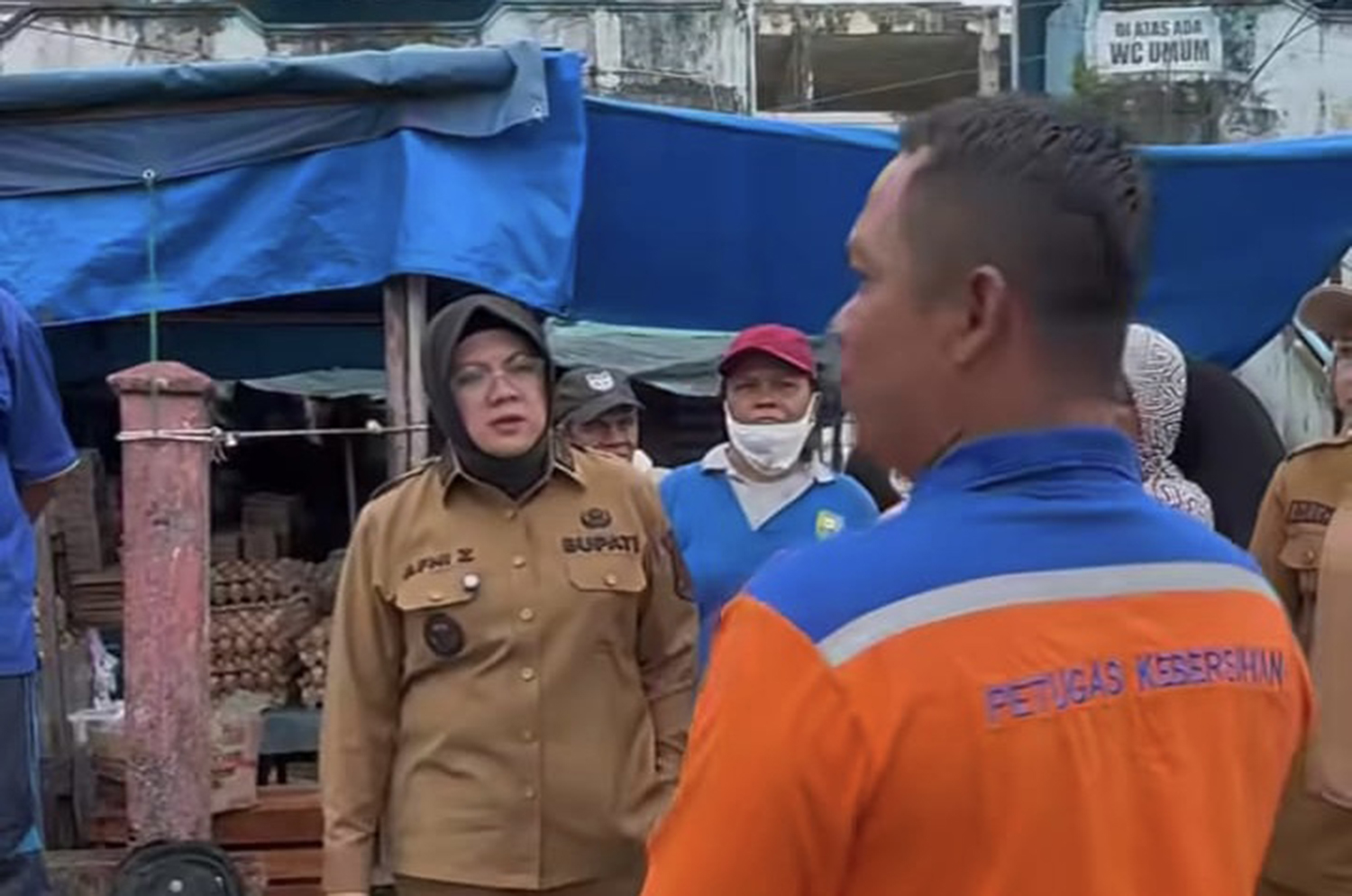 Bupati Siak Afni bertanya kepada petugas perihal sampah yang tak diangkut di Pasar Tuah Serumpun Tualang, Selasa (2/9/2025).