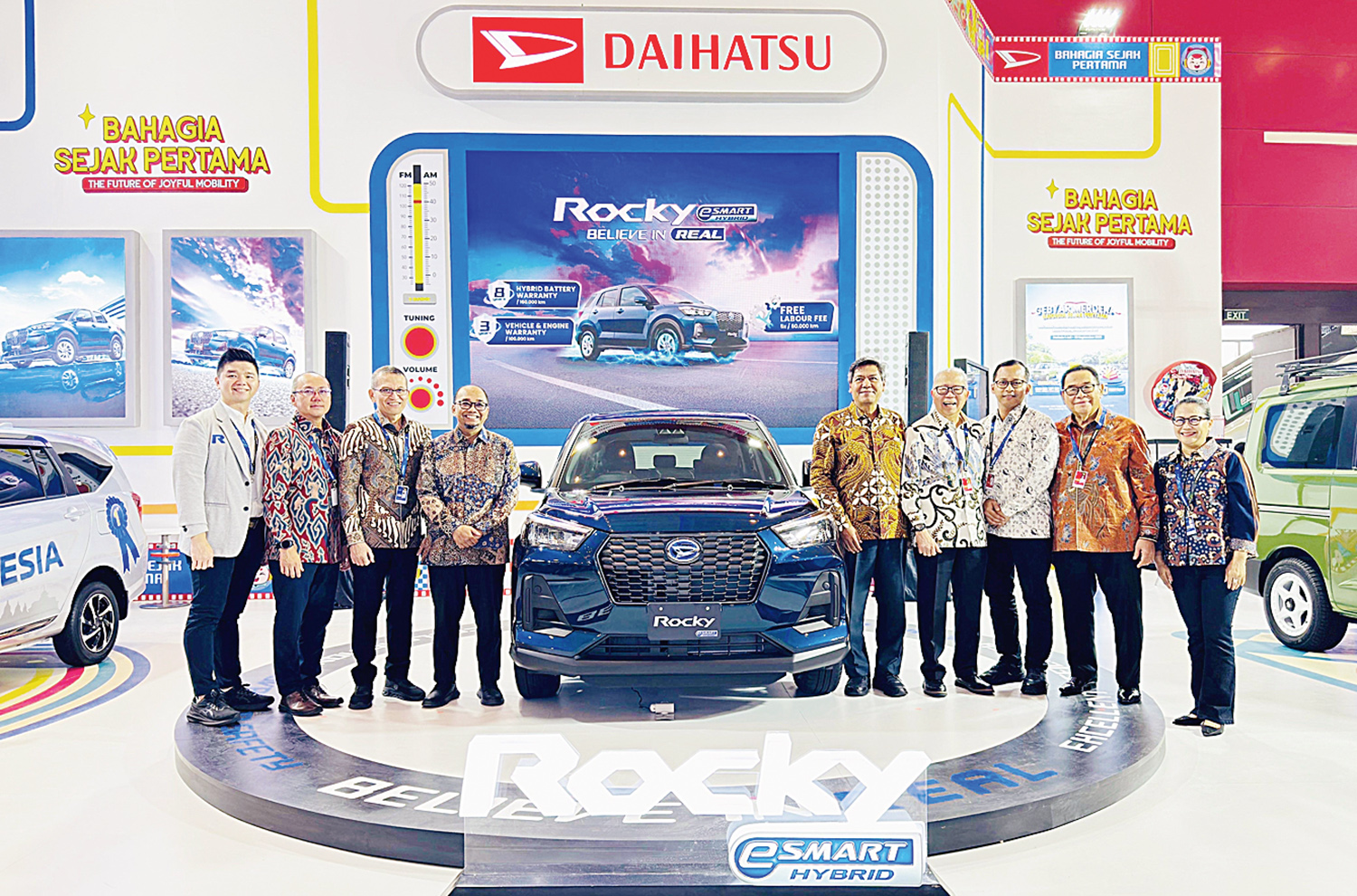 Daihatsu kembali hadir di ajang GAIKINDO Indonesia International Auto Show (GIIAS) Surabaya 2025 yang berlangsung pada 27-31 Agustus 2025 di Grand City Convention.  Beberapa lini produknya dipamerkan, satunya Rocky Hybrid, Ahad (31/8/2025).&nbsp;