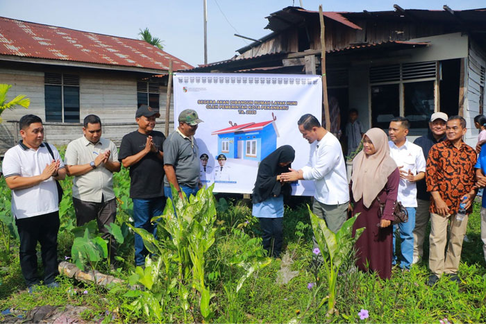 Wako Pekanbaru Agung Nugroho menyalami warga yang rumahnya akan dibangun Rumah Layak Huni