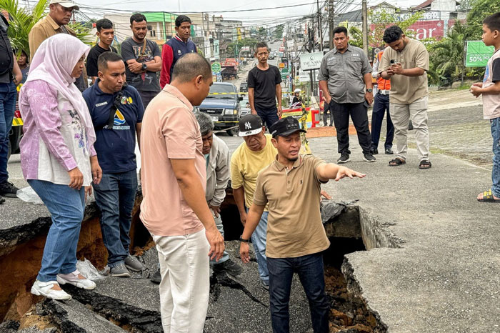 Wako Pekanbaru Agung Nugroho turun meninjau langsung dan memberikan arahan saat ke lokasi jalan amblas di Jalan Lobak, Pekanbaru beberapa waktu lalu