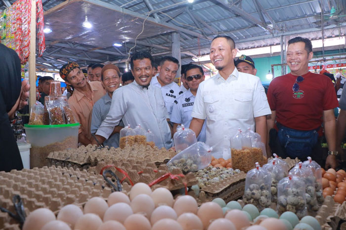 Wako Pekanbaru Agung Nugroho berbincang dengan pedagang pasar saat melakukan peninjauan harga bahan pokok.