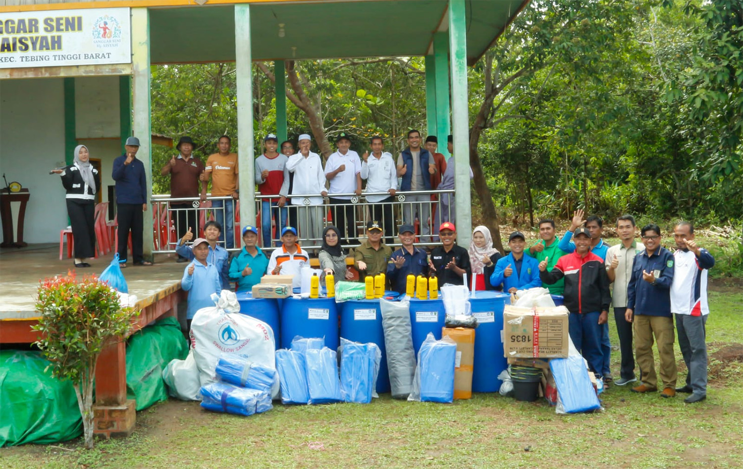 Tim Pengabdian Dosen UIR foto bersama para peserta pelatihan teknologi pengolahan repu Desa Tanjung, Kecamatan Tebing Tinggi Barat, Kabupaten Meranti, Sabtu (30/8/2025).