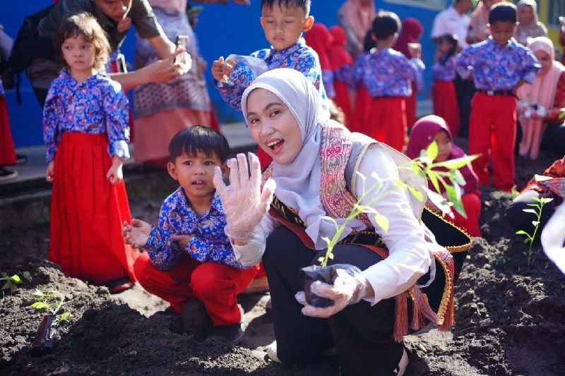 Bunda PAUD Riau Henny sasmita Wahid menanam pohon bersama murid TK Pertiwi, Rabu (3/9/2025).