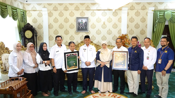 Bupati Inhil Herman foto bersama Kepala KPKNL Pekanbaru, Maulina dan pejabat lain usai terima penghargaan dari Kemenkeu di rumah dinas bupati Jalan Kesehatan, Tembilahan, Rabu (3/9/2025).
