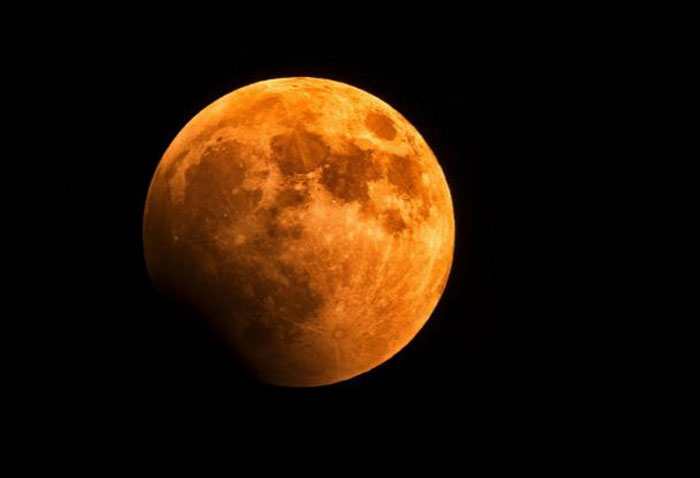 Ilustrasi gerhana bulan total atau blood moon.