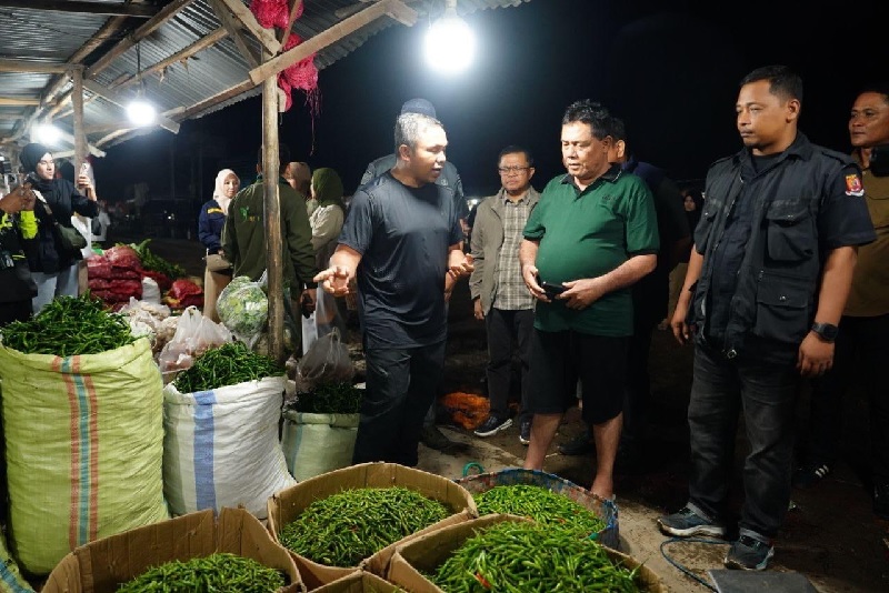 Gubri Abdul Wahid meninjau Pasar Induk AKAP yang ada di sekitar kawasan Terminal BRPS Pekanbaru, Selasa (2/9/2025) malam.