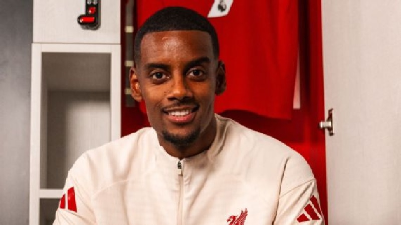 Penyerang asal Swedia yang sebelum nya memebela Newcastel United Alexander Isak bergabung dengan Liverpool dengan memecahkan rekor transfer Liga Premier Inggris.