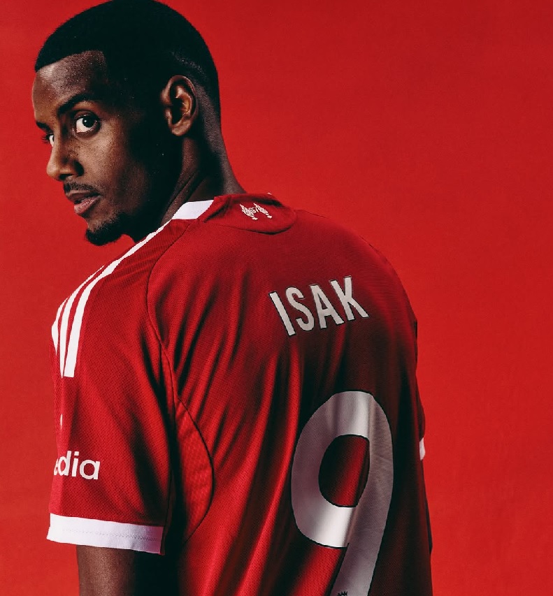 Penyerang anyar Liverpool asal Swedia yang baru dipinang dari Newcastle United Alexander Isak resmi memakai nomor punggung 9.