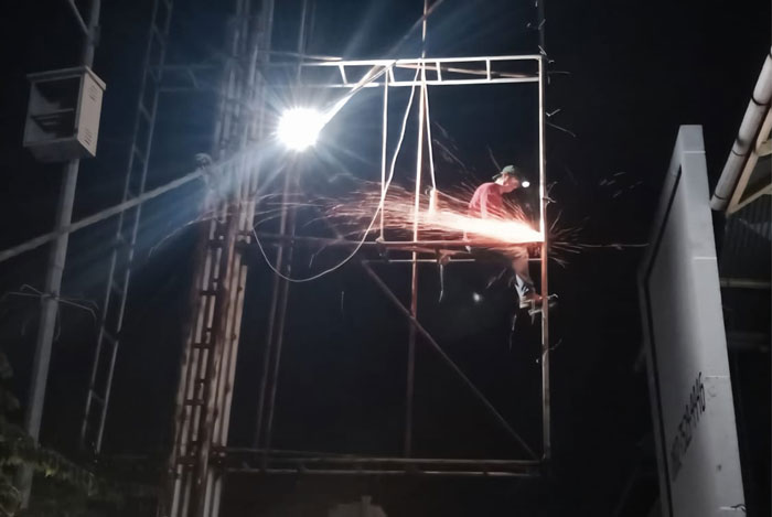 Petugas penertiban melakukan proses pembongkaran salah satu tiang papan reklame tak berizin yang berdiri di Kecamatan Tebingtinggi, Kepulauan Meranti, beberapa waktu lalu.