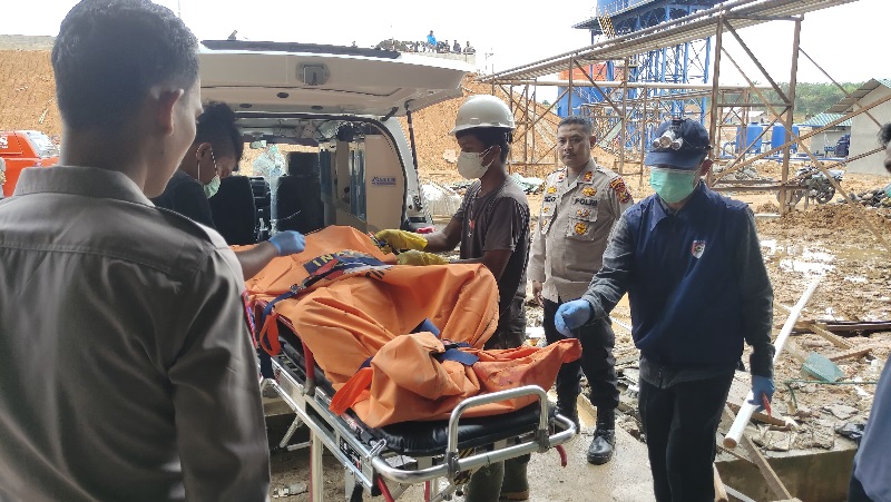 Kapolsek Cerenti AKP Benny A Siregar bersama personel dan Inafis Polres evakuasi penemuan mayat di jalur kabel bawah tanah PT KIM Desa Pesikaian Cerenti, Selasa (2/9/2025).