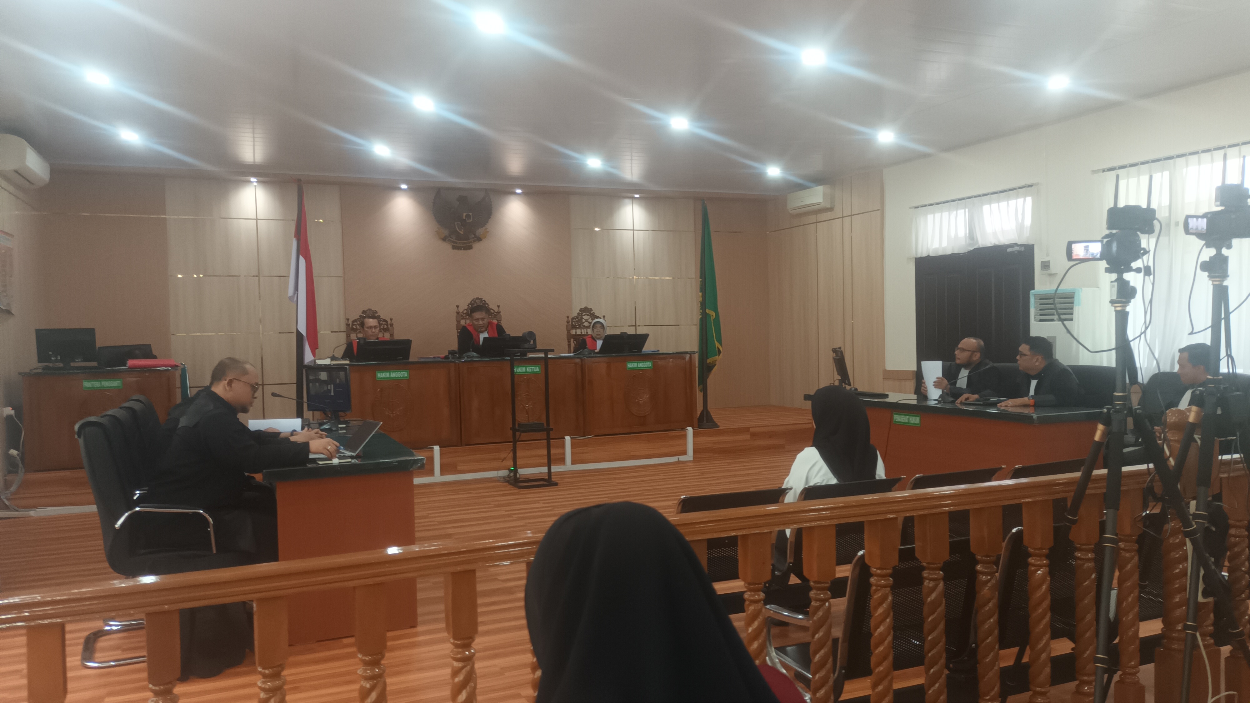 Terdakwa perkara korupsi pemotongan pencairan APBD Kota Pekanbaru 2023 Novin Karmila saat menjalani sidang dengan agenda duplik di Pengadilan Negeri Pekanbaru, Rabu (3/9/2025).