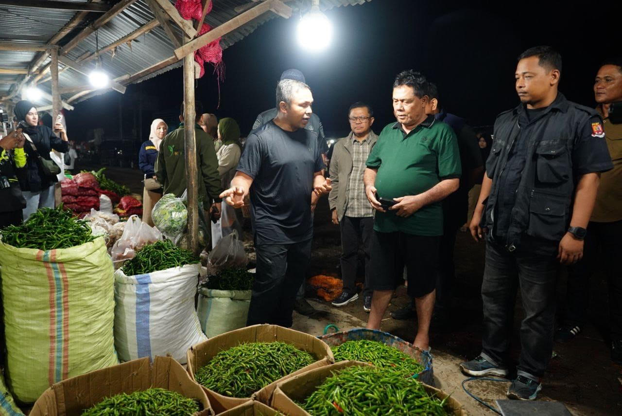 Gubernur Riau Abdul Wahid meninjau Pasar Induk AKAP yang ada di sekitar kawasan terminal BRPS Pekanbaru, Selasa (2/9/2025) malam.
