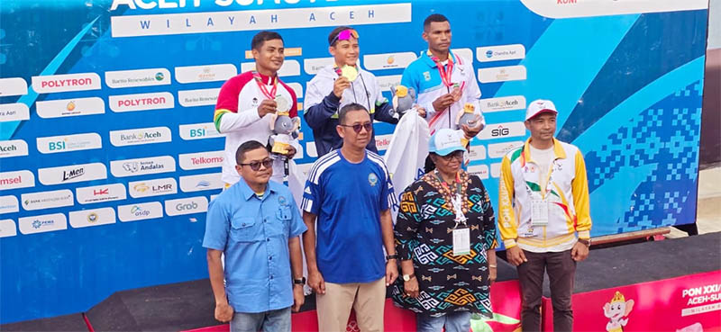 Atlet dayung Riau Nopriadi didampingi mantan Sekum PODSI Riau Khairul Rizal saat penyerahan medali perak PON Aceh-Sumut 2024 lalu.