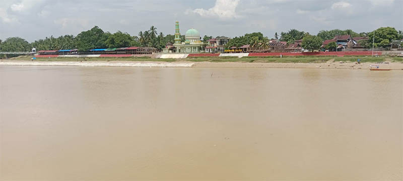 Kondisi air Sungai Kuantan dari Tepian Narosa Teluk Kuantan yang terlihat kembali keruh, Kamis (4/9/2025).