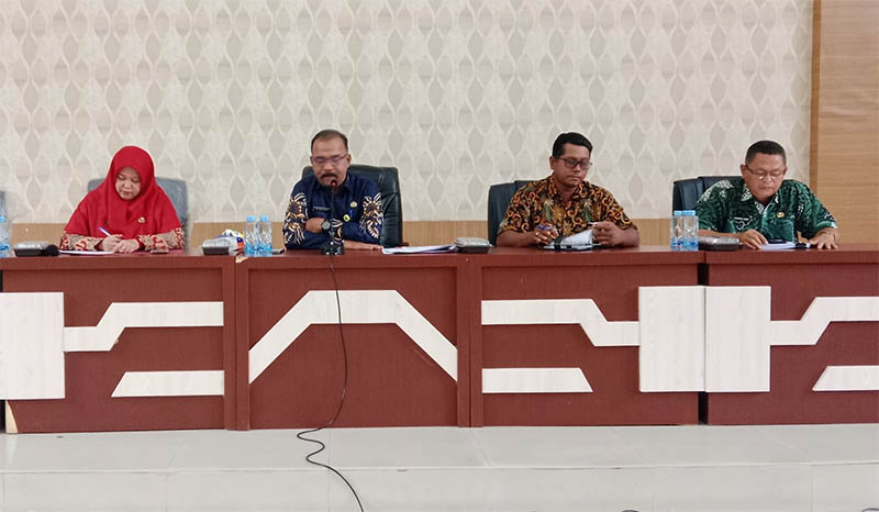 Kepala DLH Rohil Suwandi memimpin rapat koordinasi bersama jajaran pegawai, pengawas, petugas kebersihan di DLH Rohil, Kamis (4/9/2025).