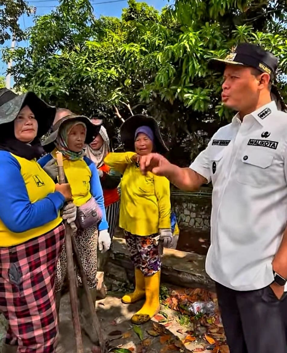 Wali Kota Pekanbaru Agung Nugroho saat meninjau langsung pengerjaan normalisasi drainase induk di Jalan Arifin Achmad Pekanbaru.