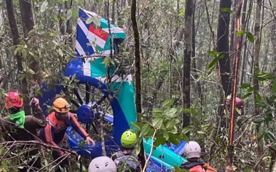 Tim SAR saat menemukan bangkai helikopter Eastindo Air tipe BK-117 di hutan Kecamatan Mantewe, Tanahbumbu, Kalimantan Selatan, Rabu (3/9/2025).
