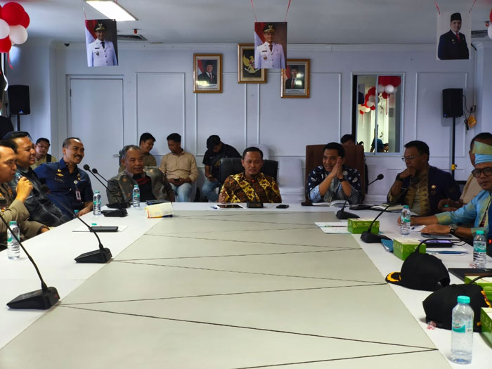 Wako Pekanbaru Agung Nugroho didampingi Pj Sekdako Zulhelmi dan jajaran gelar pertemuan dengan instansi terkait,masyarakat dan perwakilan buruh soal operasional Pelabuhan Bom Lama, Kamis (4/9/2025).
