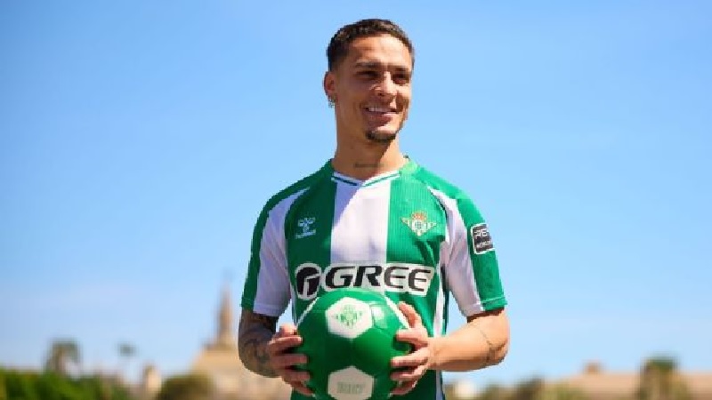 Antony mengungkapkan bahwa ia ingin menepati janjinya kepada Real Betis.