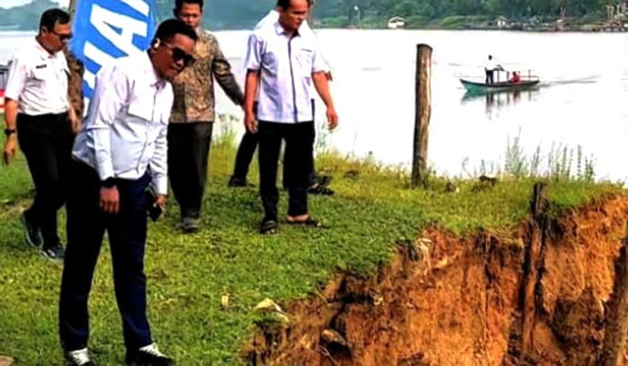 Bupati Pelalawan H Zukri Misran turun langsung meninjau lokasi tanah longsor akibat abrasi Sungai Kampar yang terjadi di Desa Kuala Terusan, Kecamatan Pangkalan Kerinci, Kamis (4/9/2025).