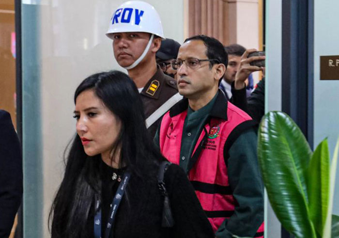 Mantan Mendikbudristek Nadiem Makarim usai ditetapkan sebagai tersangka dugaan korupsi pengadaan laptop Chromebook oleh Kejaksaan Agung, Kamis (4/9/2025).