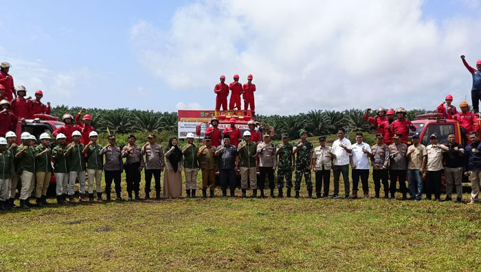 Pj Sekda Inhu H Syahruddin S.Sos MT, Ketua DPRD Inhu, Sabtu Pradansyah Sinurat Administratur PT TPP, Victor Aybund serta pejabat lainnya foto bersama usai apel usai apel siaga penanggulangan Karhutla