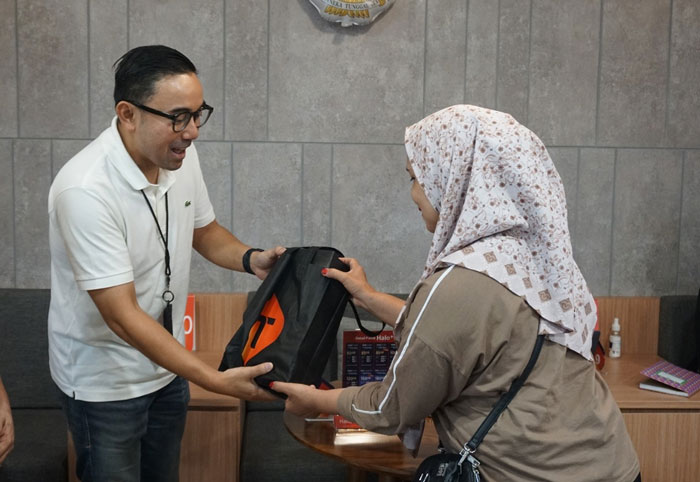 Vice President Consumer Business Area Sumatera Telkomsel Saki H Bramono menyerahkan bingkisan kepada pelanggan di Grapari Medan, Kamis (4/9/2025).