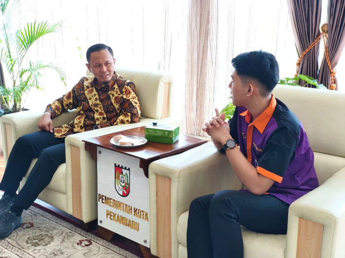 Wako Pekanbaru Agung Nugroho berbincang dengan Aleksandro Alvino di kantor Walikota Pekanbaru di Tenayan Raya, Kamis (4/9/2025).