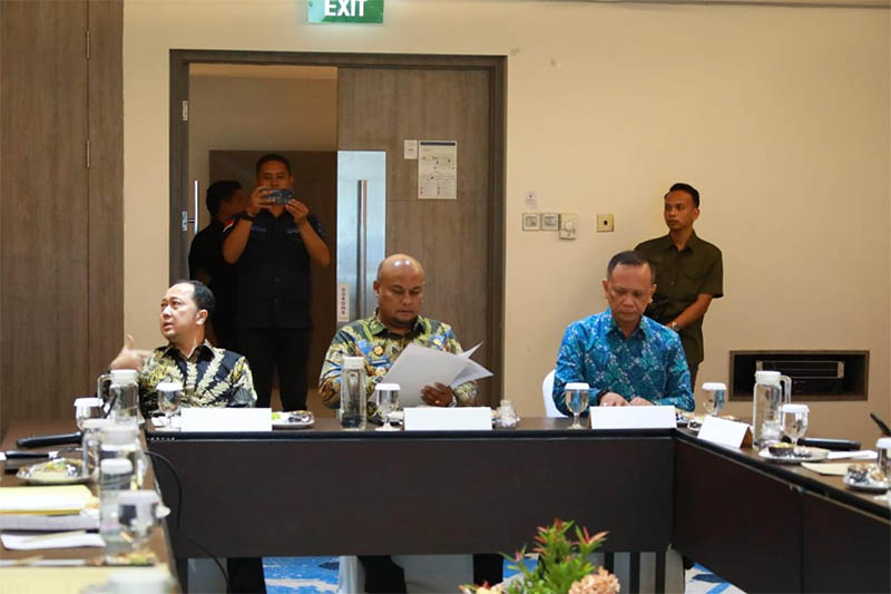 Komisaris PT BSP H Heriyanto SH (kanan), Wabup Siak Syamsurizal (tengah) sebagai pemegang saham PT BSP, dan Iskandar dalam Rapat Umum Pemegang Saham Luar Biasa (RUPS-LB) PT Bumi Siak Pusako (BSP)