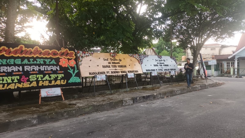 Jajaran ucapan duka cita sudah berjejer di jalan masuk ke rumah keluarga Yudi Febian Rahman (57) di Komplek Nyamuk, Kecamatan Sail, Pekanbaru.