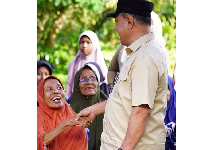 Ketua DPRD Kuansing, H Juprizal SE MSi menyalami warga saat reses ke Desa Koto Gunung Kecamatan Gunung Toar, Kamis (4/9/2025) kemarin.