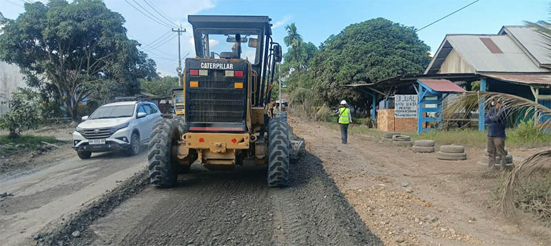 Ruas Jalan Lintas Cerenti - Air Molek di Desa Bongkal Kecamatan Kelayang tengah dikerjakan dengan konstruksi rigid, Sabtu (6/9/2025).