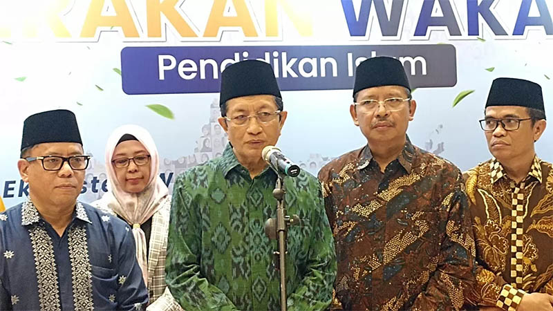 Menteri Agama (Menag) Nasaruddin Umar memberikan penjelasan kepada wartawan usai acara peluncuran Gerakan Wakaf Pendidikan Islam di Jakarta.