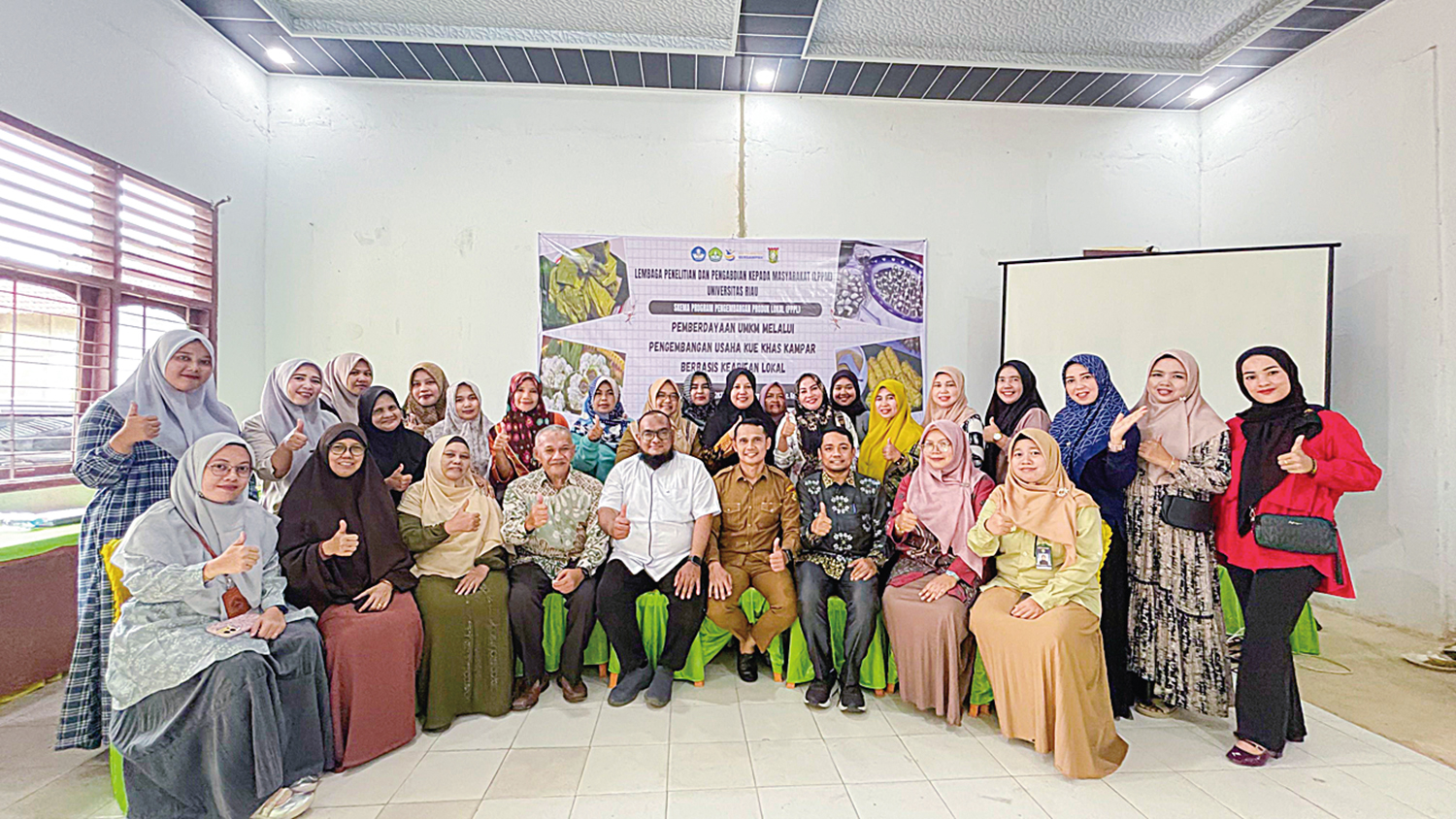 Tim pengabdian dosen Unri foto bersama peserta UMKM Desa Sungai Tonang, Kecamatan Kampar Utara, Kabupaten Kampar, baru-baru ini.