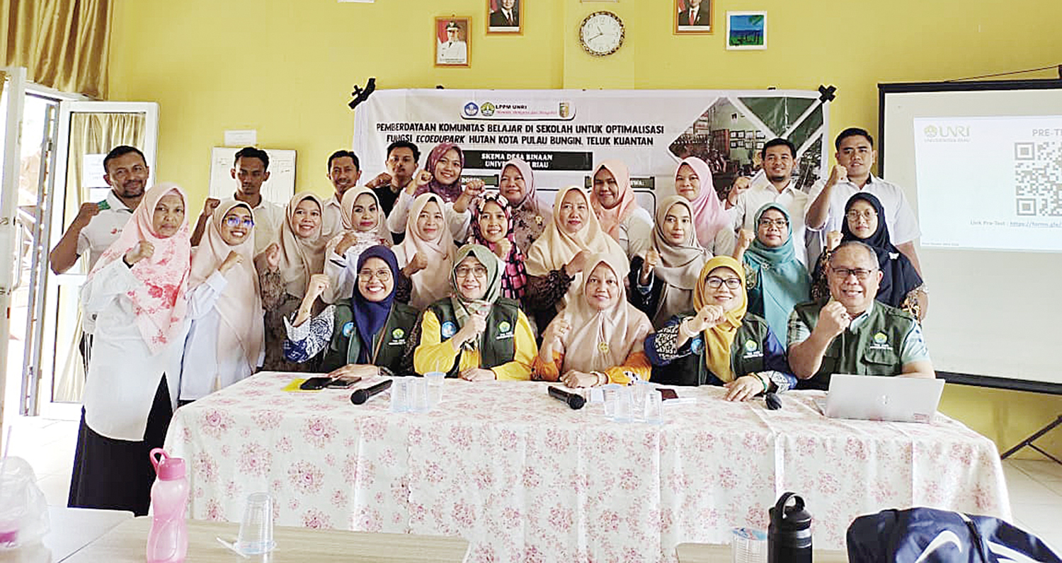 Tim pengabdian dosen Unri foto bersama peserta pemberdayaan komunitas belajar untuk optimalisasi fungsi ecoedupark, baru-baru ini.