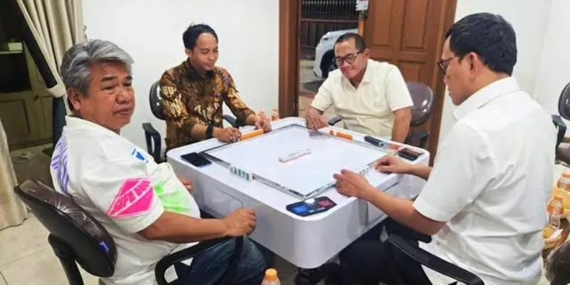 Menhut Raja Juli Antoni main domino bersama tersangka pembalakan hutan dianggap tidak etis dan tidak pantas.