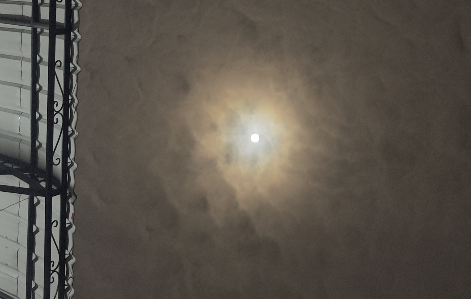 Bulan terlihat dari kejauhan, Ahad (7/9/2025) pukul 22:57 WIB di langit Pekanbaru, fenomena gerhana bulan total atau blood moon 7-8 September 2025 di sebagian Pekanbaru tertutup awan.
