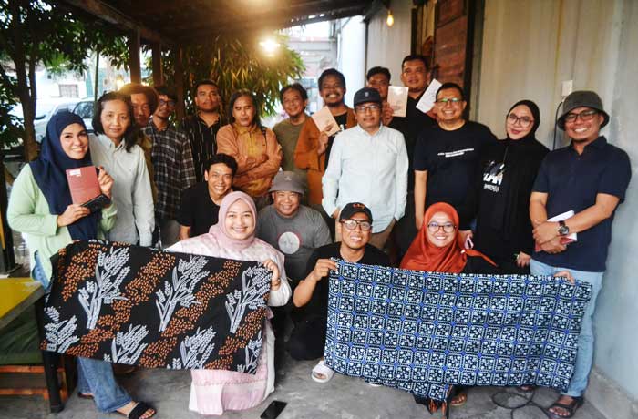 Raudal Tanjung Banua (berdiri empat kanan) dan Nur Wahida Idris (berdiri dua kiri) foto bersama dengan peserta dan dua motif batik khas Talang Mamak, Padi Ladang (kiri) dan Tolak Bala (kanan)